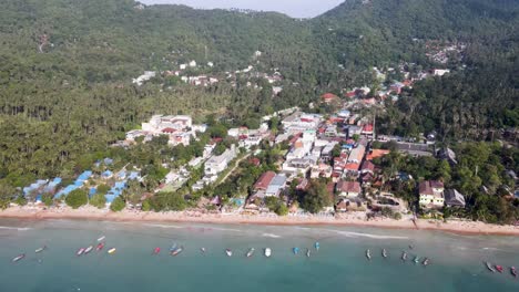 Vista-Aérea-Alta-De-Edificios-Cerca-De-La-Playa-Sairee-En-La-Isla-De-Ko-Tao,-Tailandia