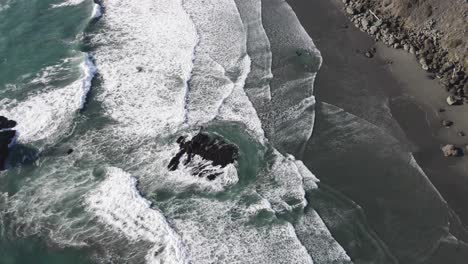 Olas-Rompiendo-En-La-Costa-De-La-Playa-De-Brookings-Oregon-Imágenes-De-Drones-4k