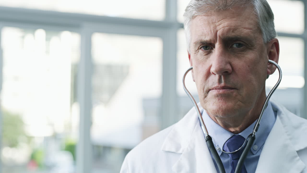 Médico examinando paciente