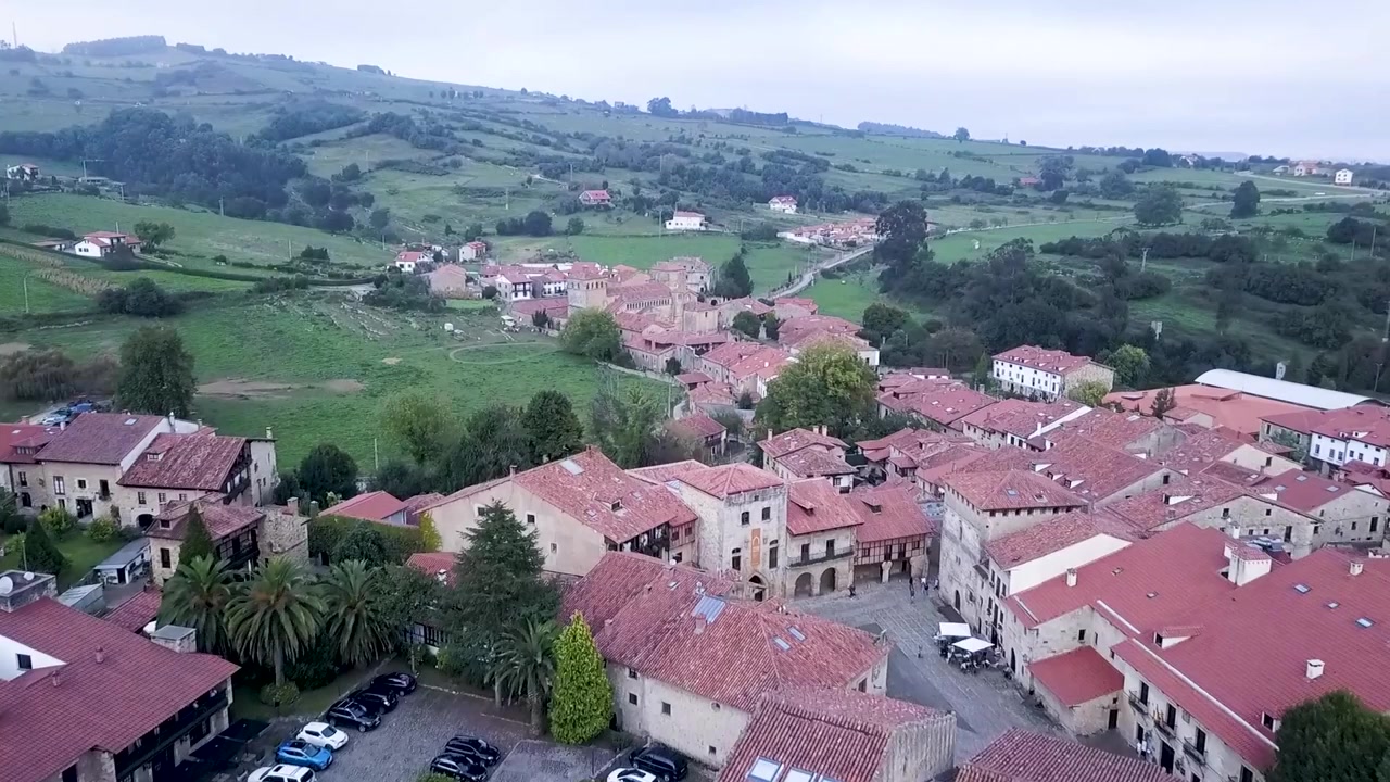 Vista aerea di Santillana del Mar, villaggio medievale situato in Cantabria, Spagna settentrionale. Santillana_1