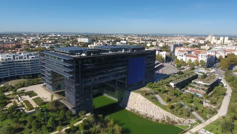 Montpellier-Modernes-Rathaus-Luftdrohnenansicht-Herumfliegen.-Design-Architektur