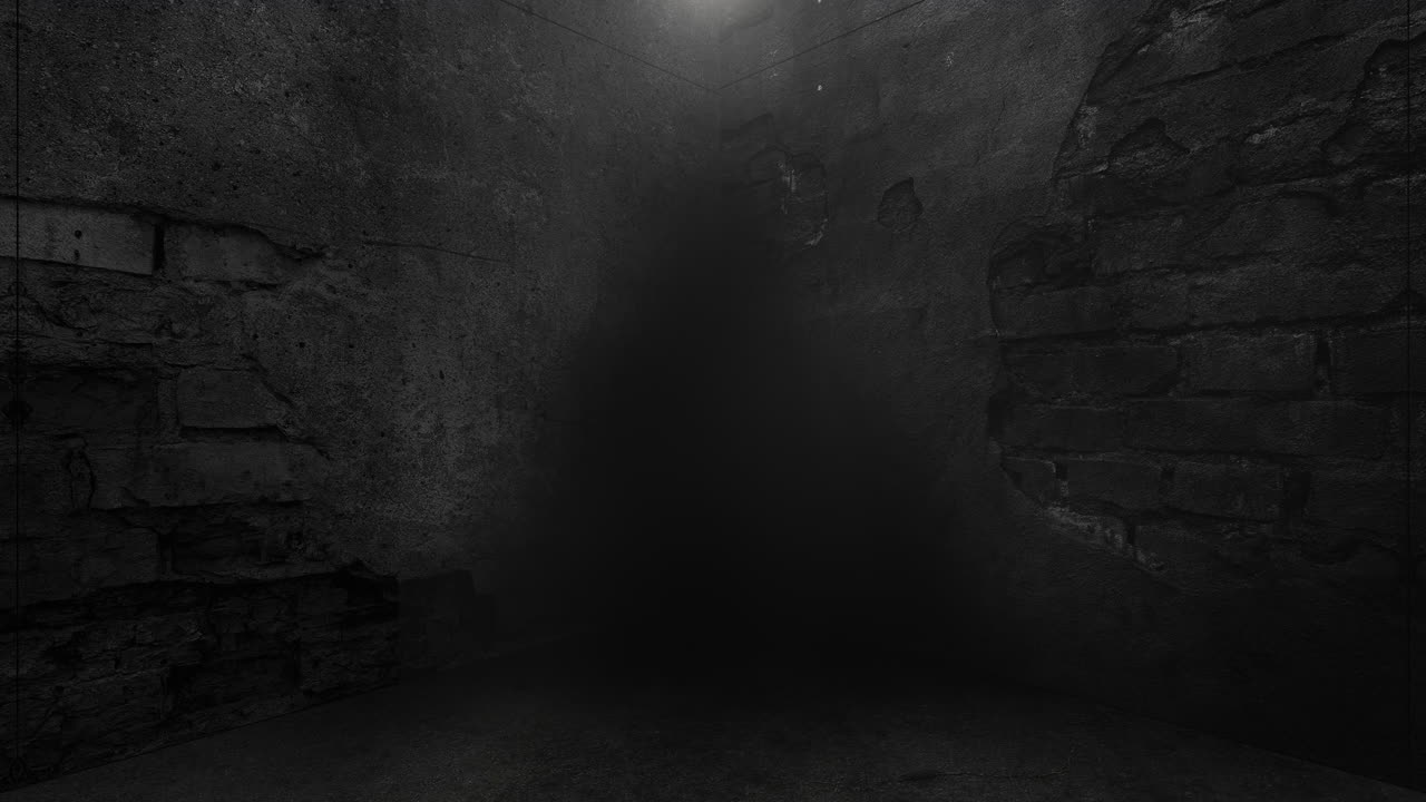 cámara de movimiento en el callejón oscuro de la ciudad con la pared gruesa del edificio durante la noche