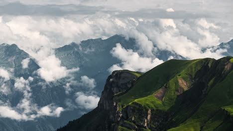 paisaje de montaña con nubes