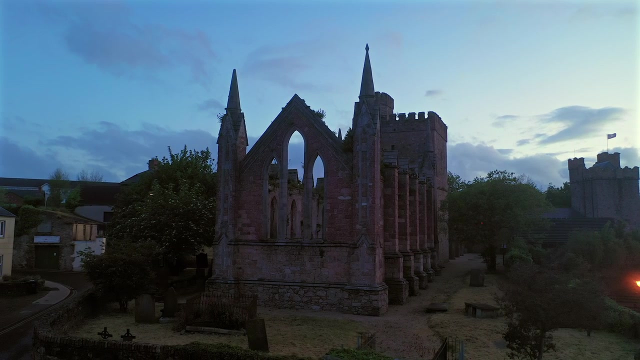 Orbit udara Biara Selskar saat senja menampakkan lengkungan Gotik, menara runcing, dan benteng batu, Wexford Irlandia
