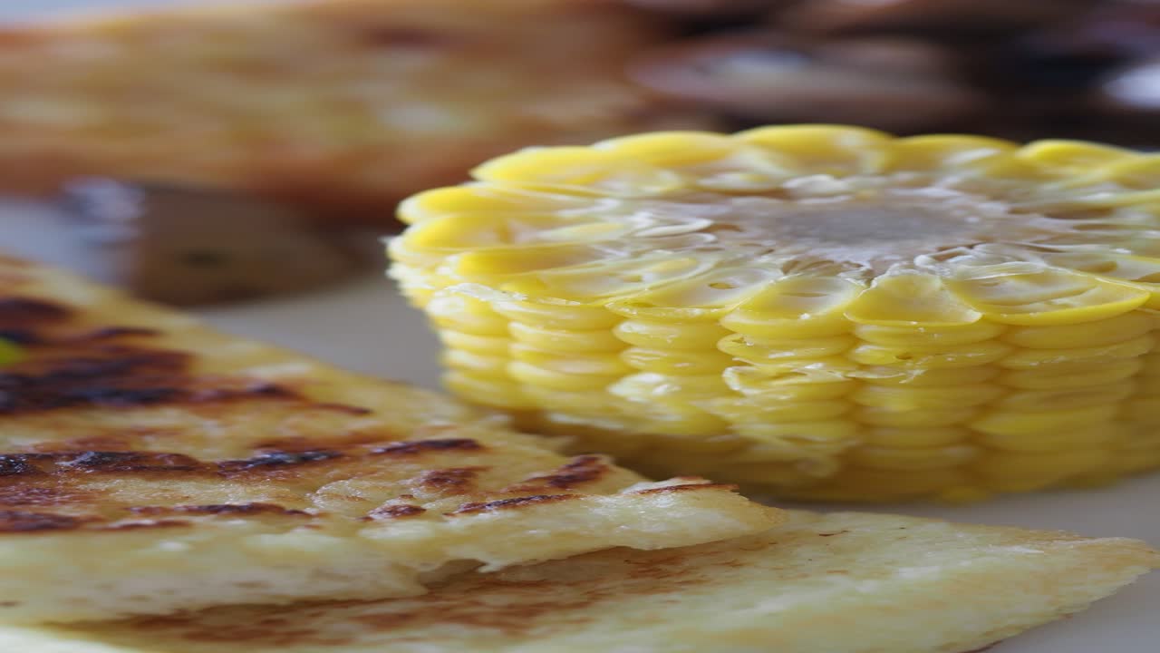 desayuno con maíz y panqueques