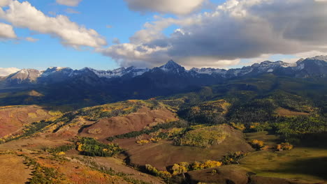 colorido colorado autopista de un millón de dólares monte sniffles desierto dallas rango aéreo cinematográfico dron mañana soleada otoño colores de otoño san juan ridgway ralph lauren rancho 14er hacia adelante movimiento lento