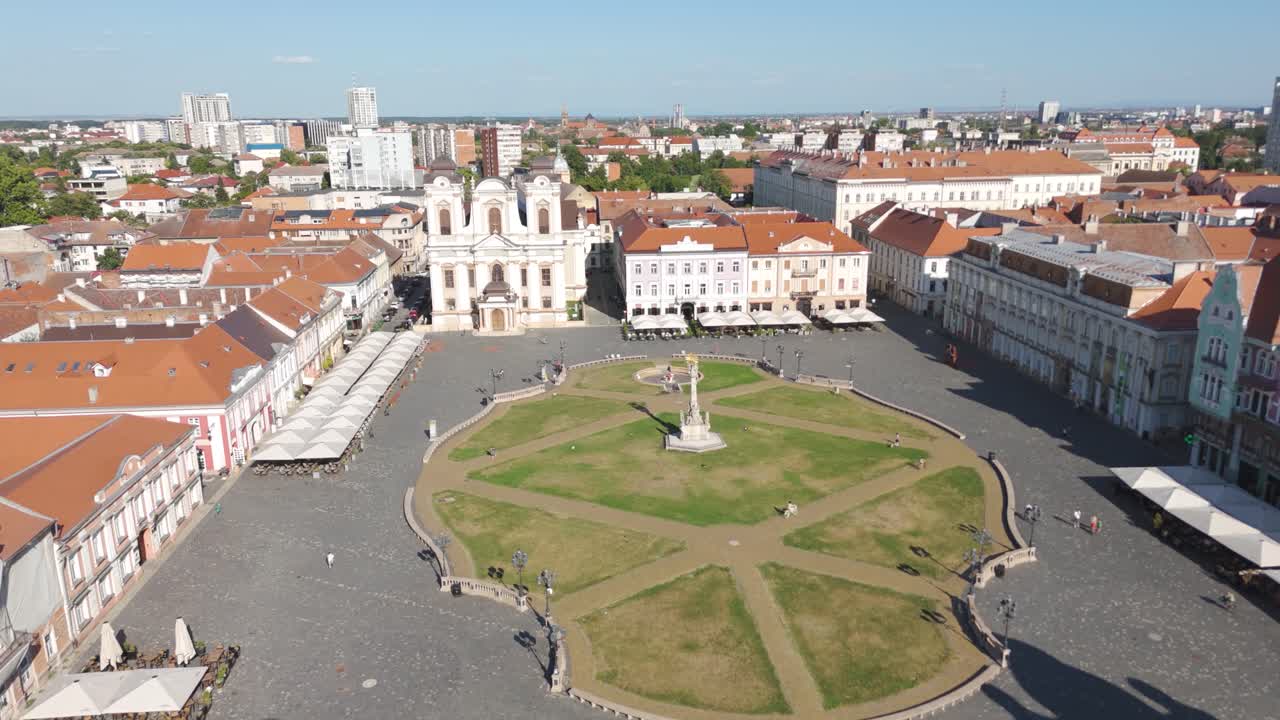 Panoramico volo con drone oltrepassa la Cattedrale ortodossa serba verso Union Square, catturando architettura e punti di riferimento culturali