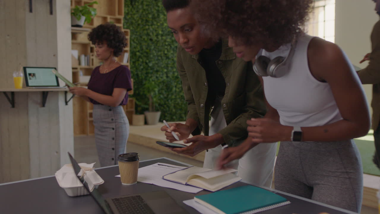 mujeres de negocios negras exitosas haciendo una lluvia de ideas en un equipo creativo compartiendo ideas disfrutando de colaborar colegas trabajando juntos en un lugar de trabajo de oficina de moda