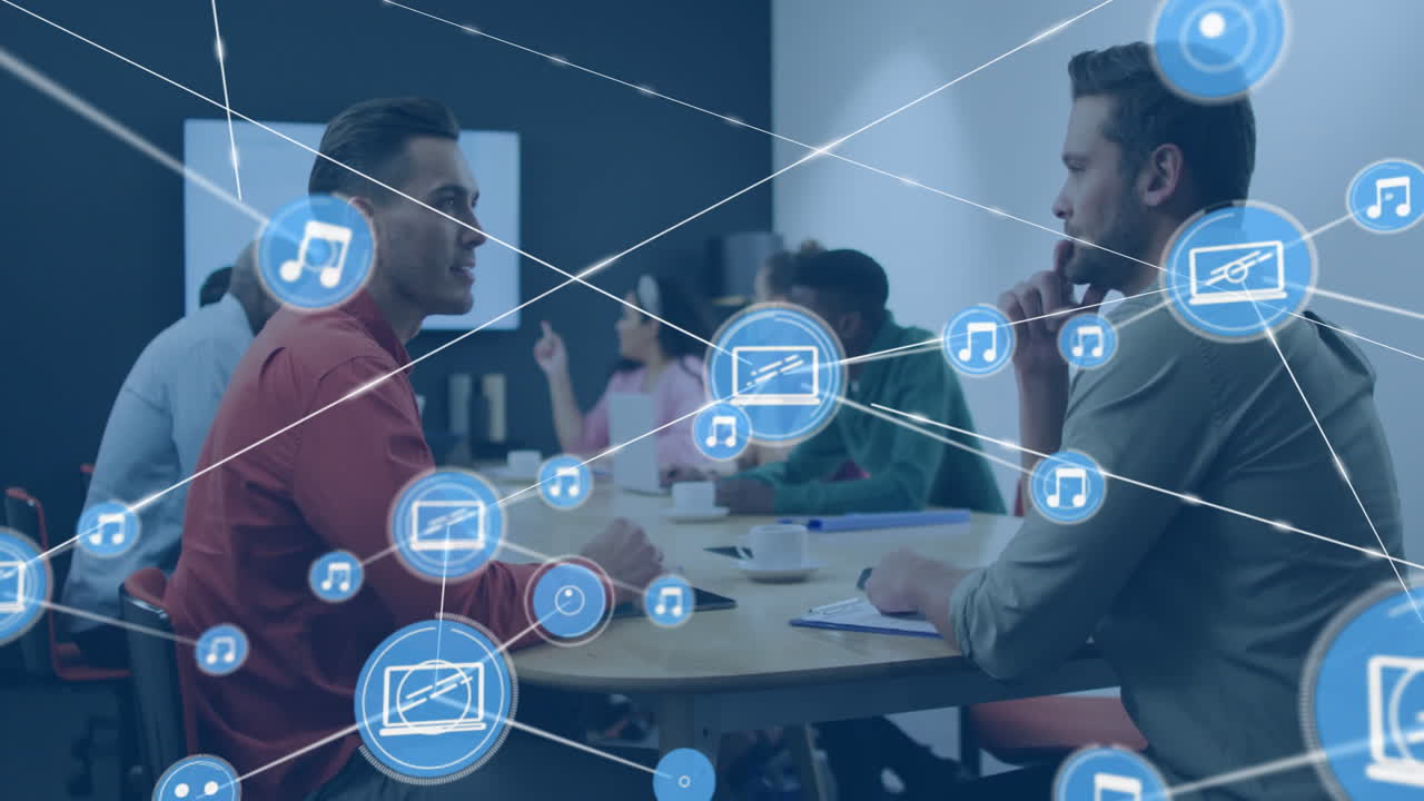 animación de la red de conexiones con iconos de dispositivos sobre diversas personas de negocios en la oficina