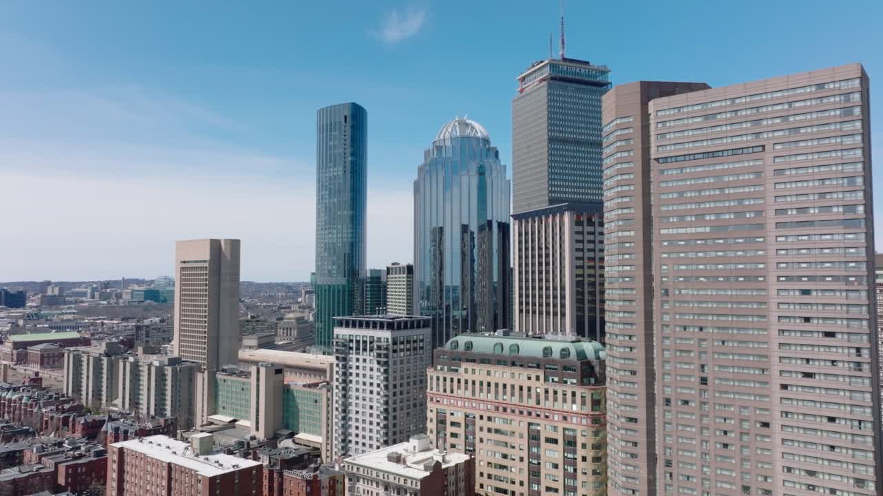 현대적인 고층 다운타운 마천루는 도시 개발 위에 높이  ⁇ 아 있습니다.  ⁇ 은 날 도시 위를 날아갑니다. 보스턴, 미국