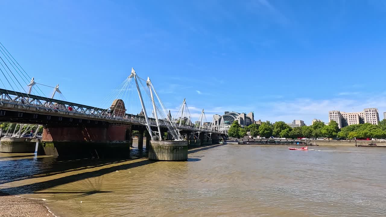 Rowers passing under Golden Jubilee Bridges