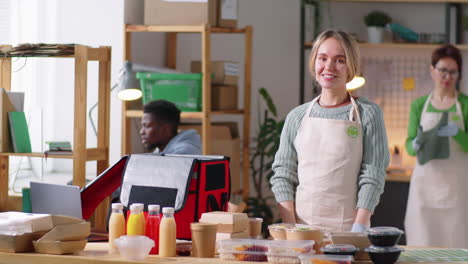 Porträt-Einer-Jungen-Glücklichen-Frau-Bei-Der-Arbeit-In-Der-Lebensmittellieferküche