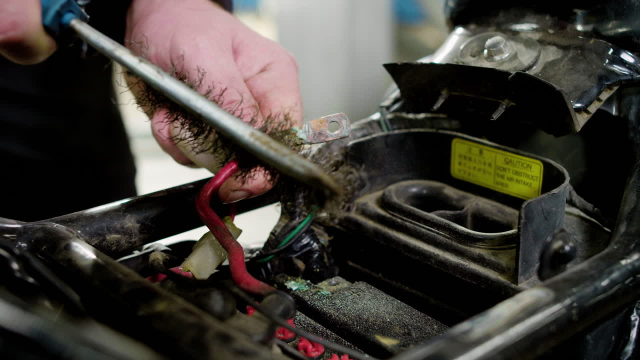 오토바이 를 수리 하는 사람