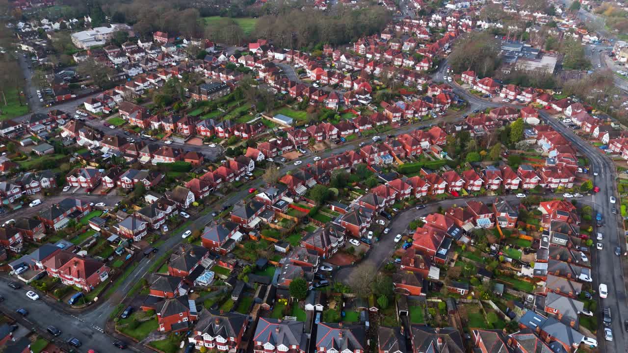 Luftfoto landskabsdroneoptagelse, der panorerer over Bitterne-forstaden i Southampton, Hampshire. Med mange huse, marker og træer langs de travle veje i området på en vinterdag