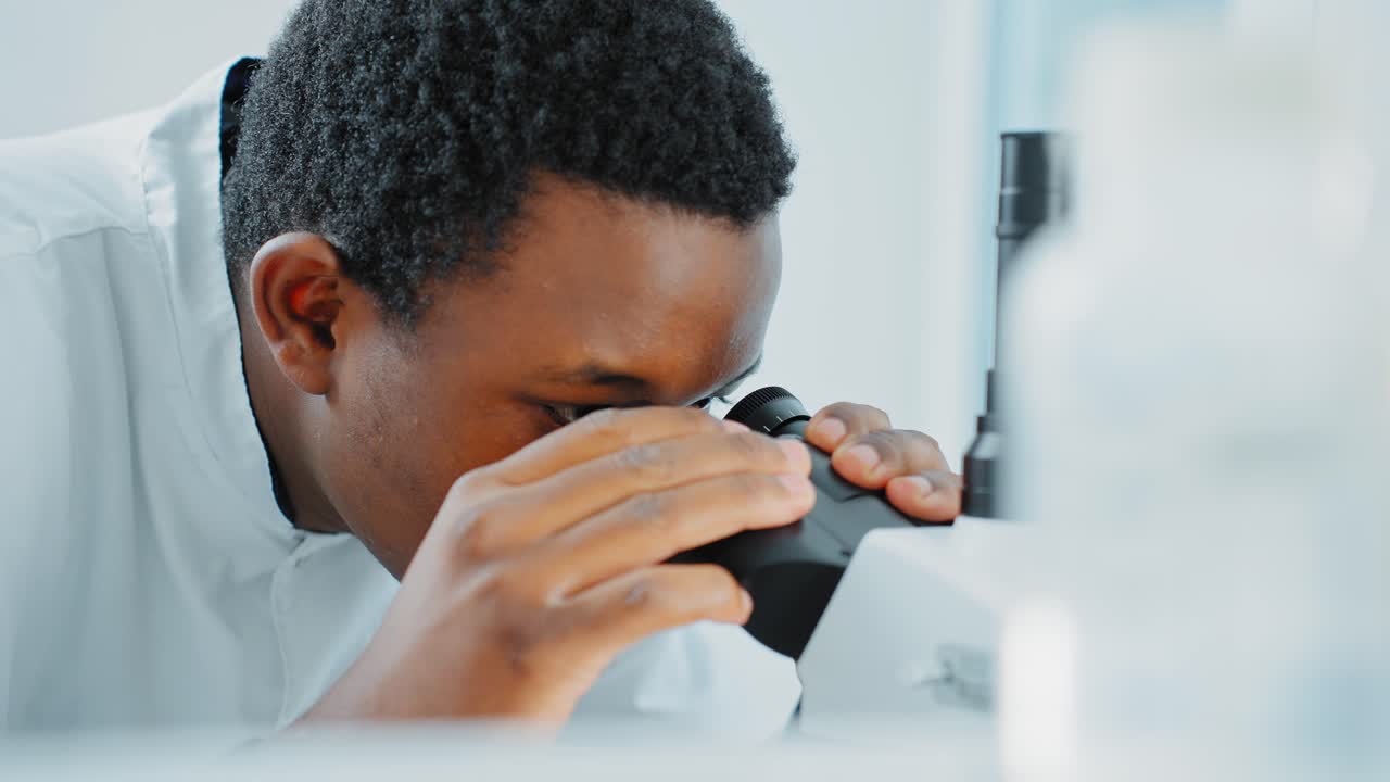 científico usando un microscopio en un laboratorio