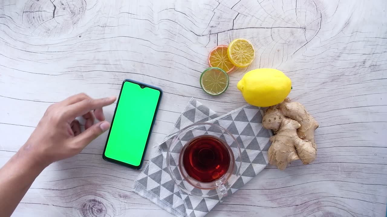 preparación de bebidas saludables con teléfono y pantalla verde