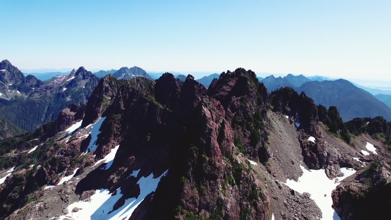 들쭉날쭉 한 정상 봉우리의 공중 회전 - mackenzie range, vancouver island, bc, canada
