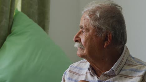 hombre mayor en el distanciamiento social en la casa de jubilación