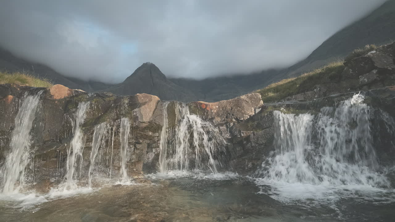 corriente clara que corre a través de la cascada