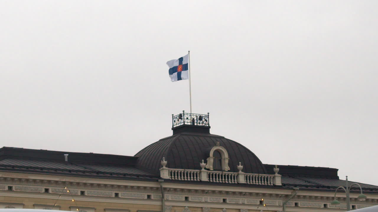 la bandera del estado finlandés ondea en el techo del edificio de la corte suprema de finlandia