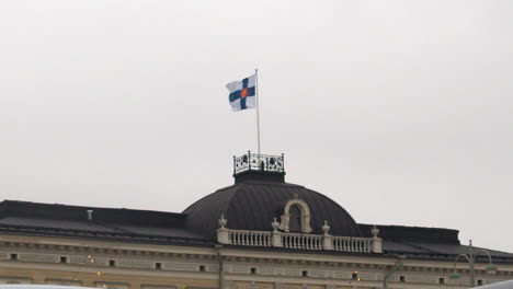 La-Bandera-Del-Estado-Finlandés-Ondea-En-El-Techo-Del-Edificio-De-La-Corte-Suprema-De-Finlandia