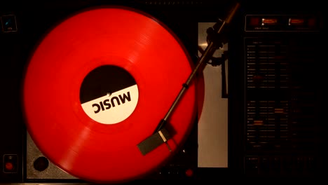 el disco de vinilo en el tocadiscos. vista superior de cerca en 4k.