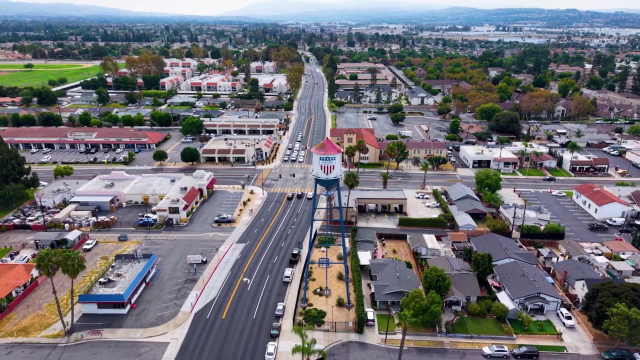 Lenta ripresa aerea della vecchia torre dell'acqua di Placentia nel sud della California. Costruita nel 1935 e recante il titolo di All American City sul suo enorme serbatoio.