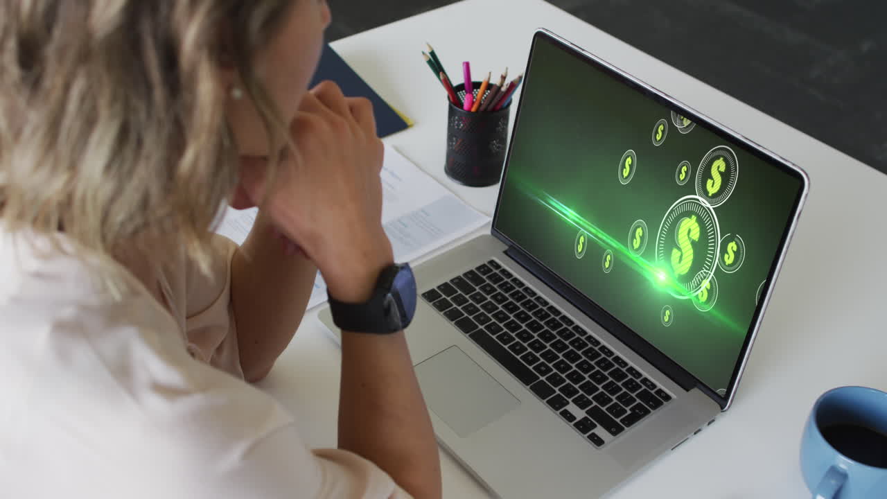 mujer de negocios caucásica usando computadora portátil para videollamada con procesamiento de datos