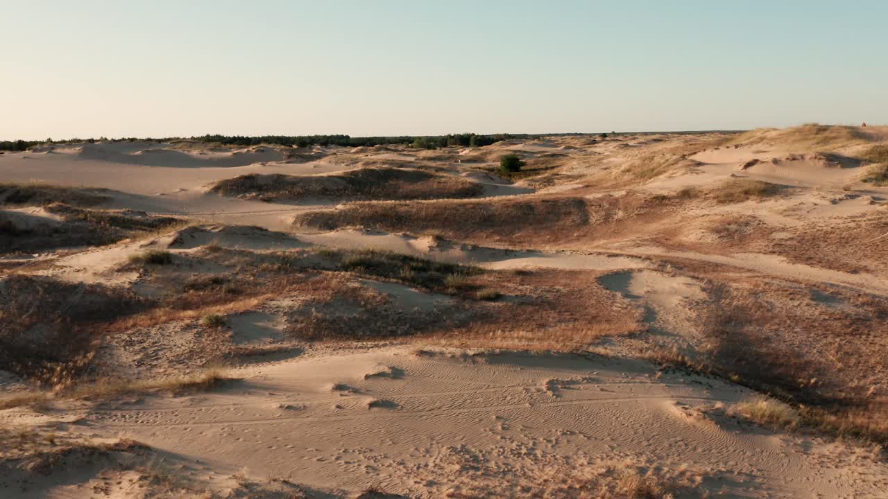 vista aérea de un desierto, dunas de arena. textura de la superficie de la naturaleza del desierto