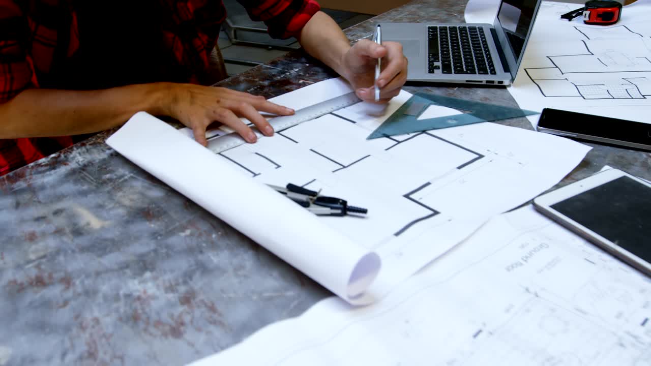 soldadora trabajando en el escritorio 4k