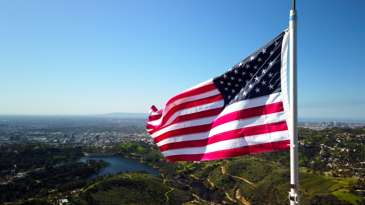 bandera americana en una colina con vistas a los angeles, california