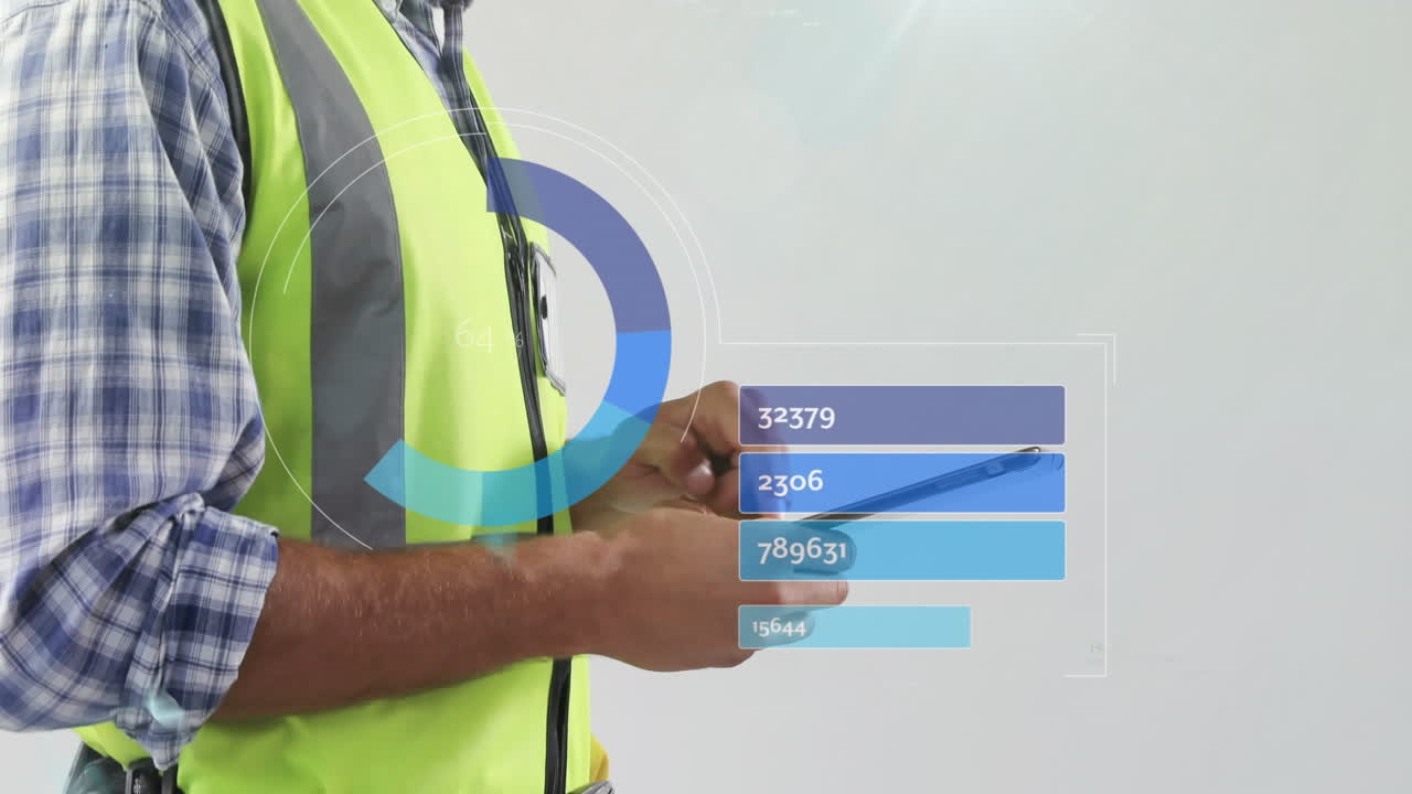 animación del procesamiento de datos sobre ingeniero caucásico usando una tableta.