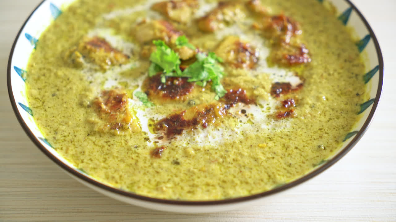 pollo afgano en curry verde o pollo hariyali tikka hara masala - estilo de comida india