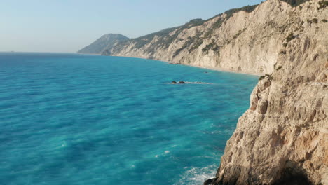 famosa playa de porto katsiki en un acantilado cóncavo en la isla jónica de lefkada, grecia