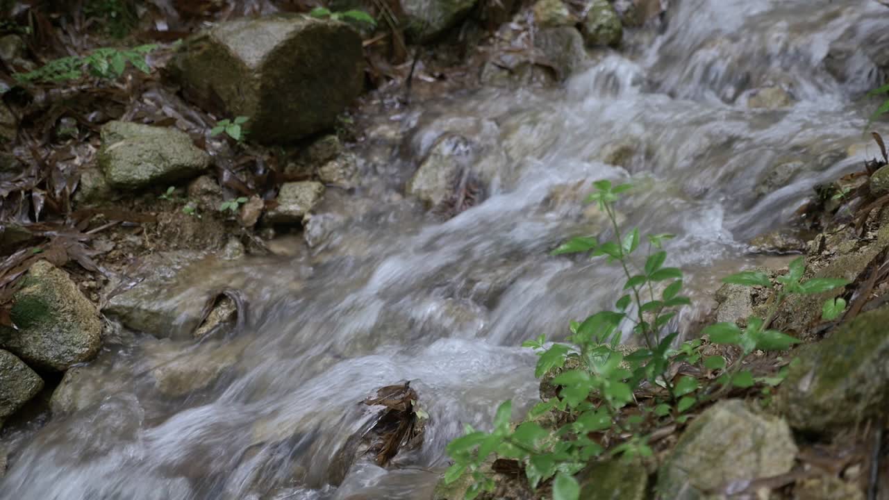 Acqua che scorre velocemente dalle montagne attraverso le rocce