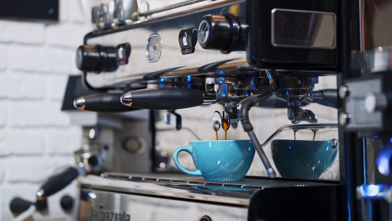 Barista che prepara il caffè in caffetteria. Barista professionista che prepara il caffè, usando la macchina del caffè in un bar.