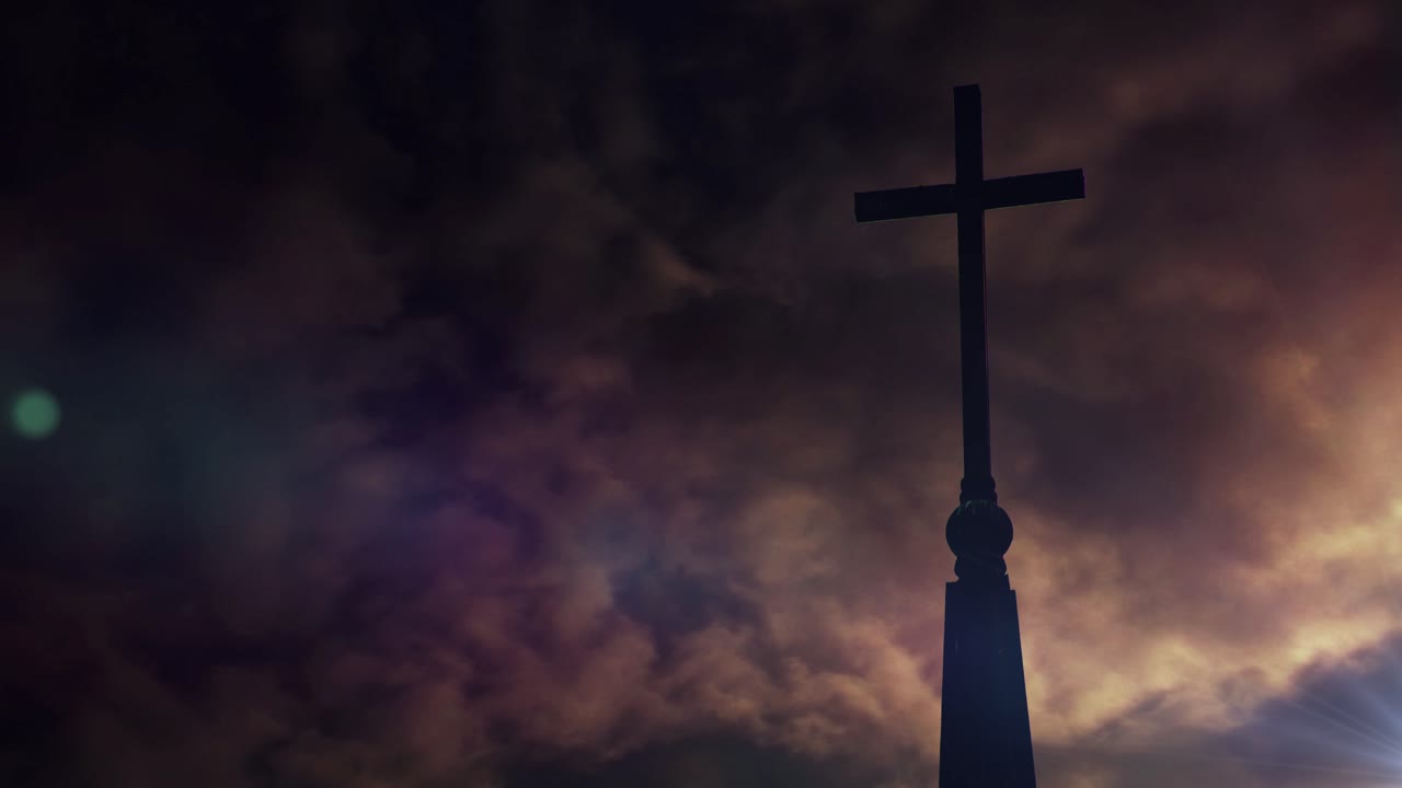 크로스 실루엣 전경이 있는 타임랩스 클라우드