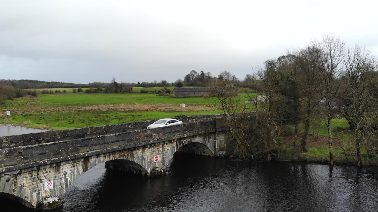 공중 - 강 건너 다리를 통과하는 자동차