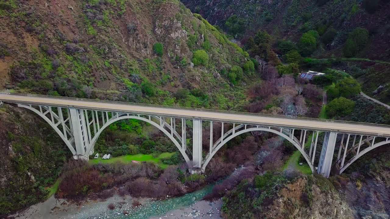 캘리포니아 1번 국도의 빅서에 있는 빅스비 크릭 다리의 영화 같은 조감도