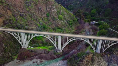 vista aérea cinematográfica del puente bixby creek en big sur en la ruta estatal 1 en california