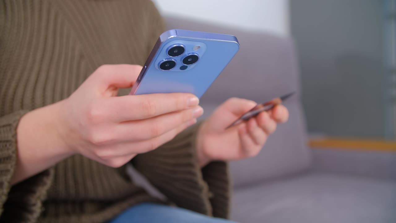 온라인 쇼핑 개념: 신용카드와 휴대전화로 지불하는 여성, 웹 스토어에서 지불을 위해 현대적인 스마트폰을 사용하는 여성, 휴대전화를 사용하여 돈을 송금하는 고객의 4k 스 비디오