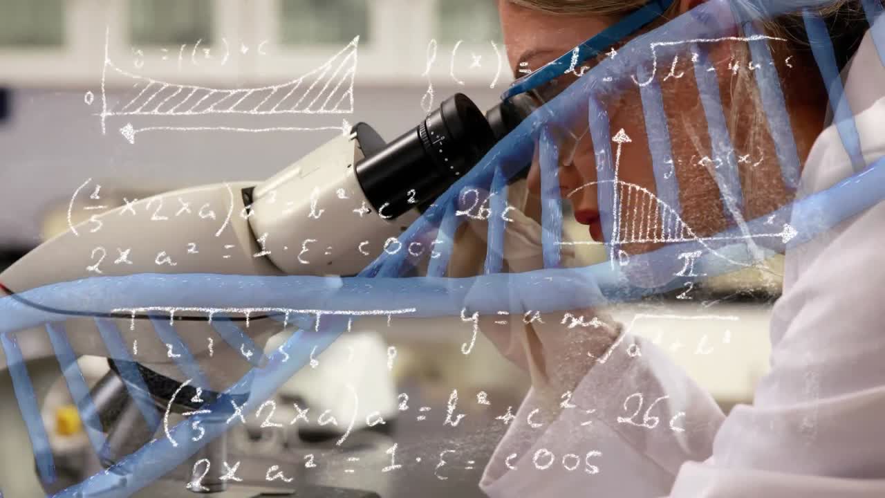 수학 방정식과 dna 구조를 실험실에서 현미경을 사용하여 여성 과학자에 대항합니다.
