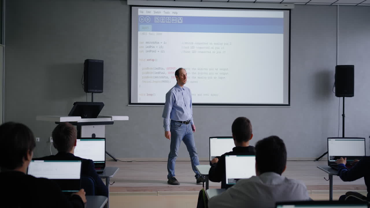 profesor presentando una conferencia de ciencias de la computación a los estudiantes
