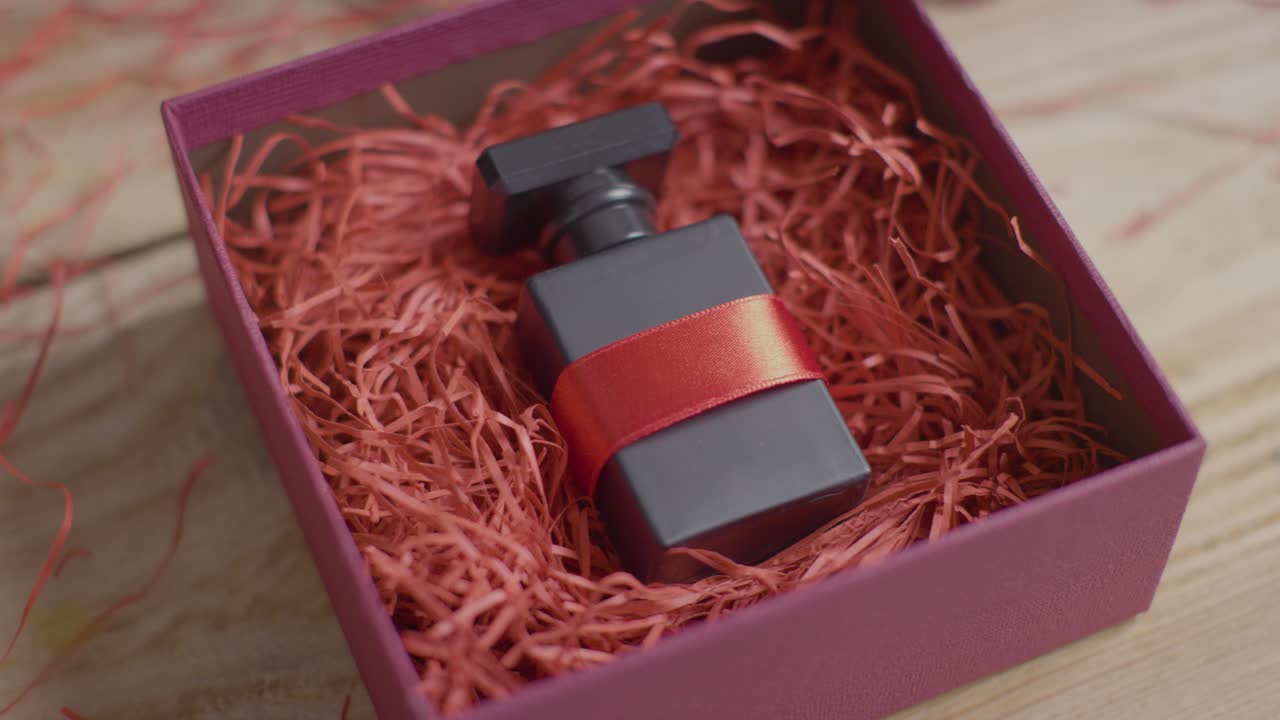 primer plano de san valentín romántico presente de regalo de perfume envuelto en caja en la mesa 1