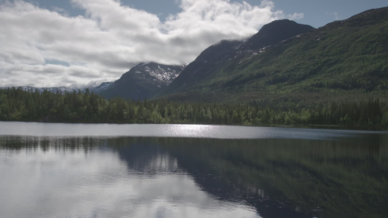 Norveç Gölü Yansıması Vid 4K 08