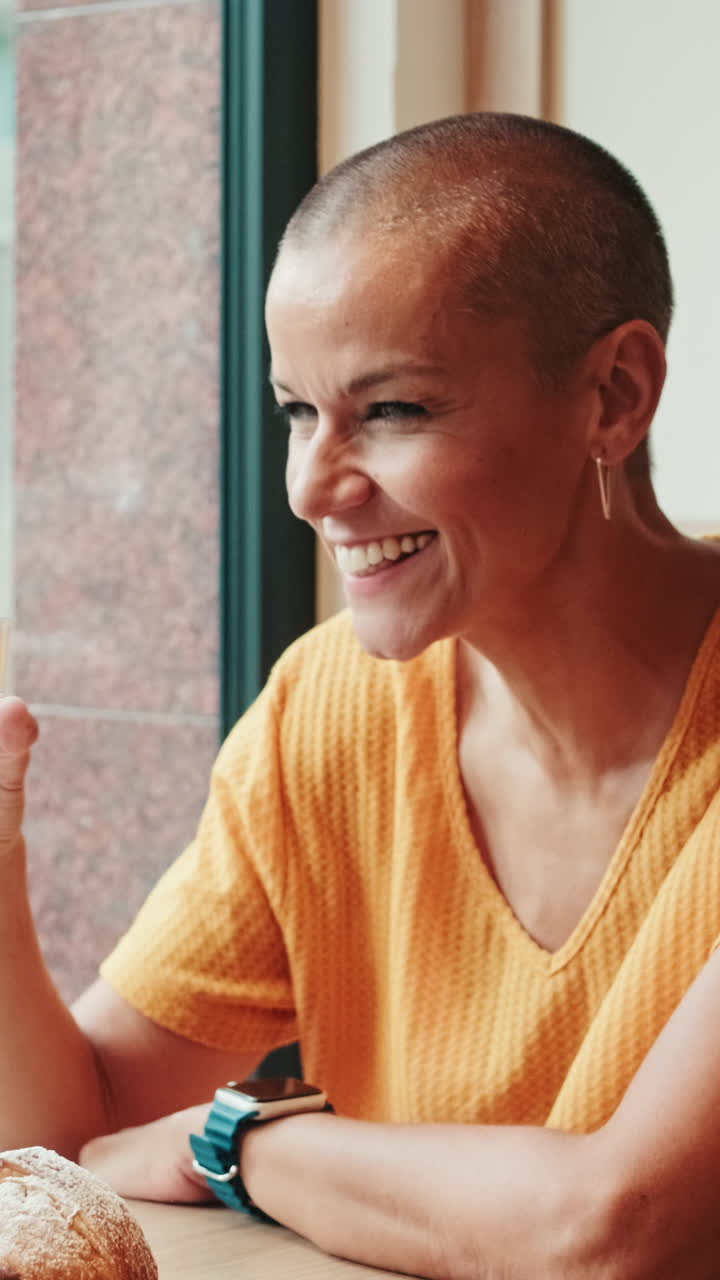 Donne che parlano e bevono in un bar