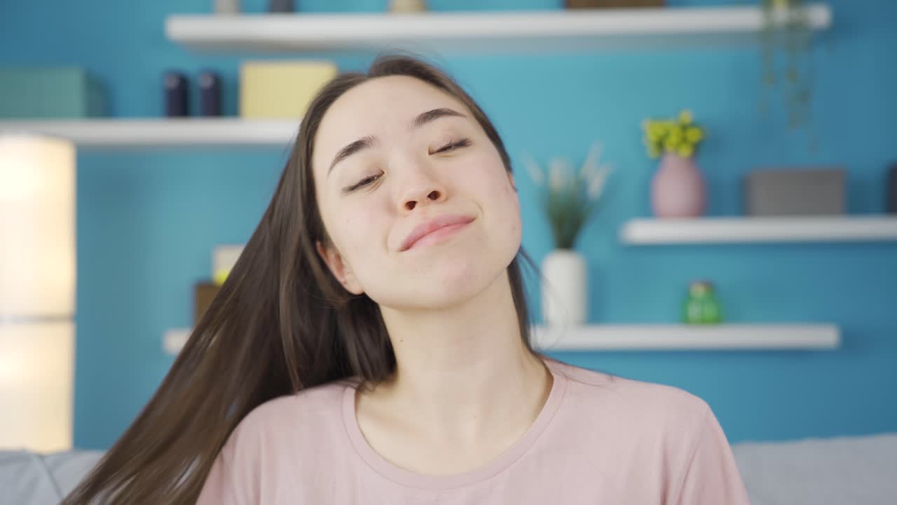 아름답고 잘 꾸며진 아시아 젊은 여성의 클로즈업 초상화.