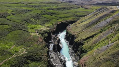 Atemberaubende-Wilde-Landschaft-Von-Island-Mit-Blauem-Fluss-An-Der-Studlagil-schlucht