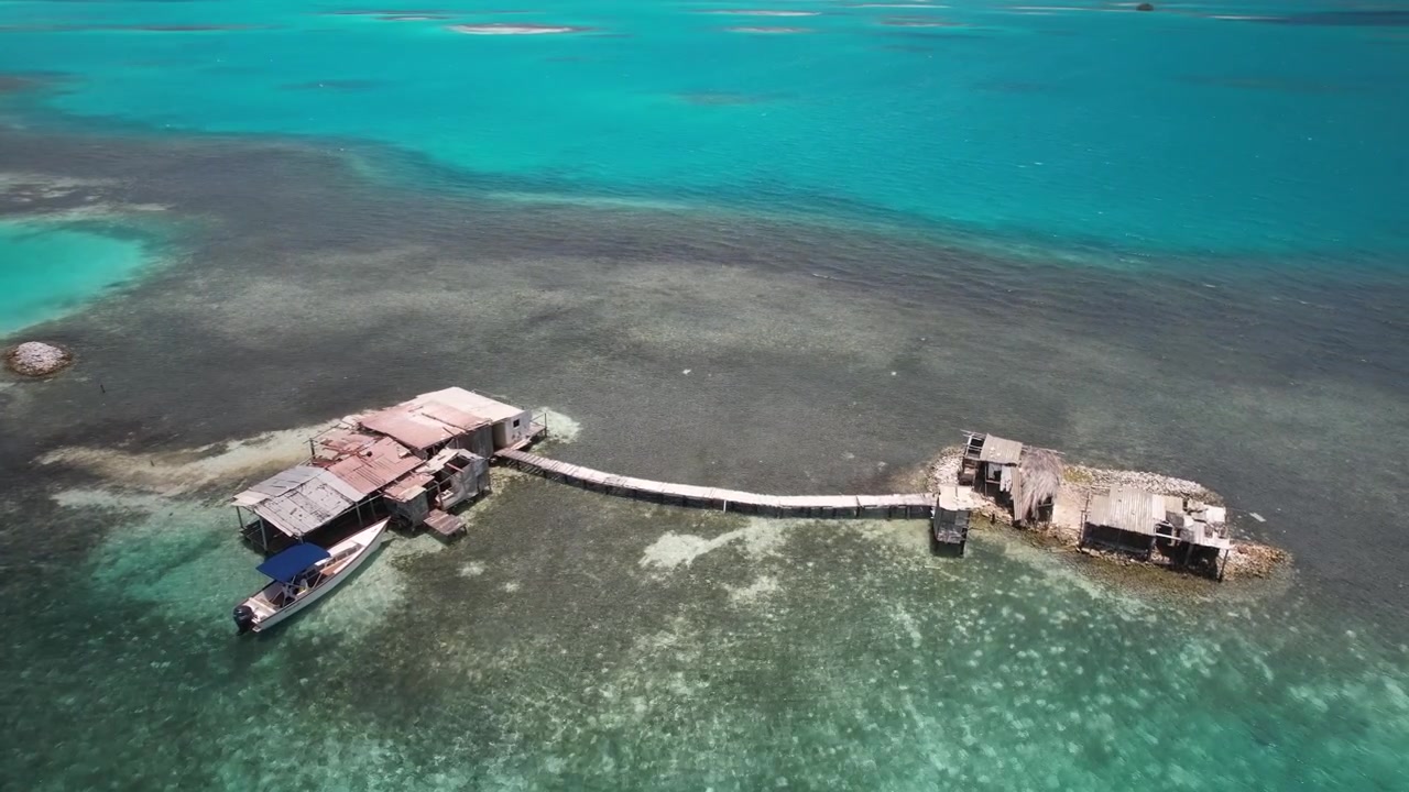 Casa palafitta remota su acque turchesi a Los Roques, vista aerea.