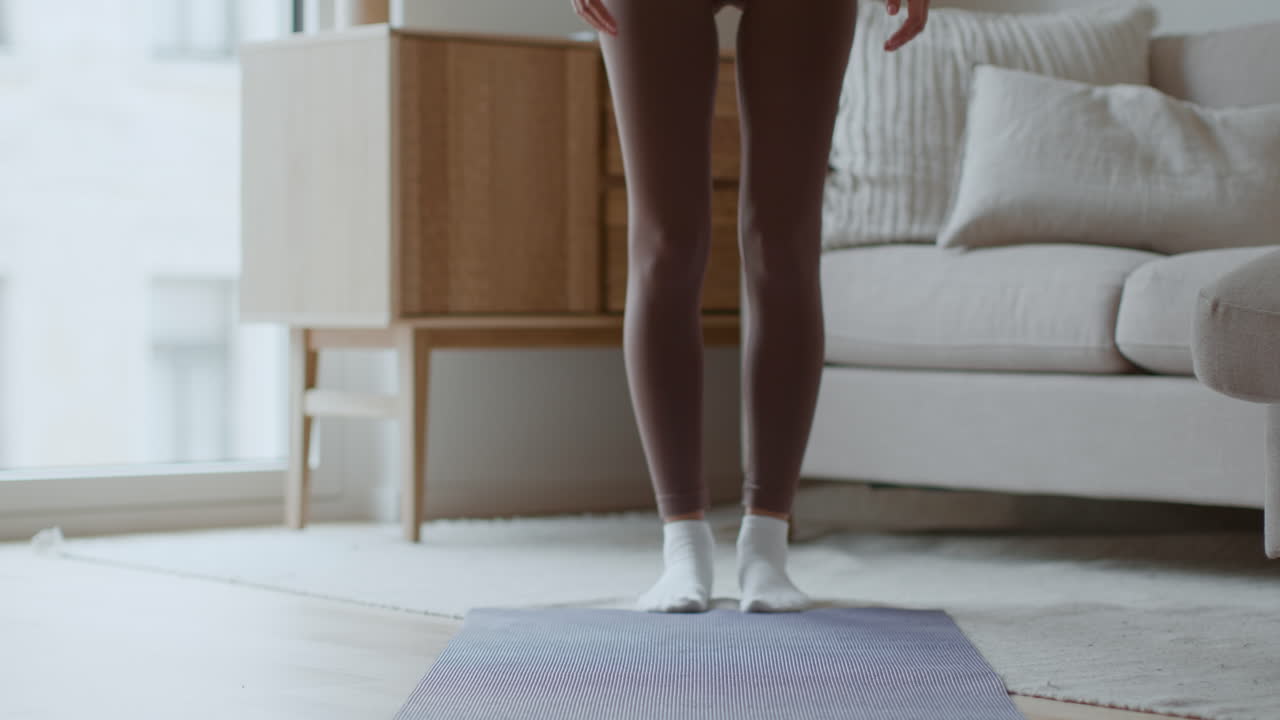 Donna che fa stretching a casa